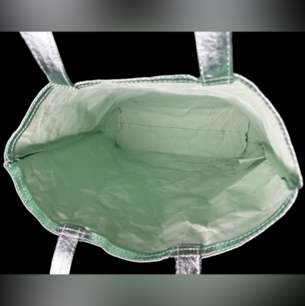 CLINIQUE NWT FOIL LOOK TOTE AND GIFT SET - Picture 8 of 9